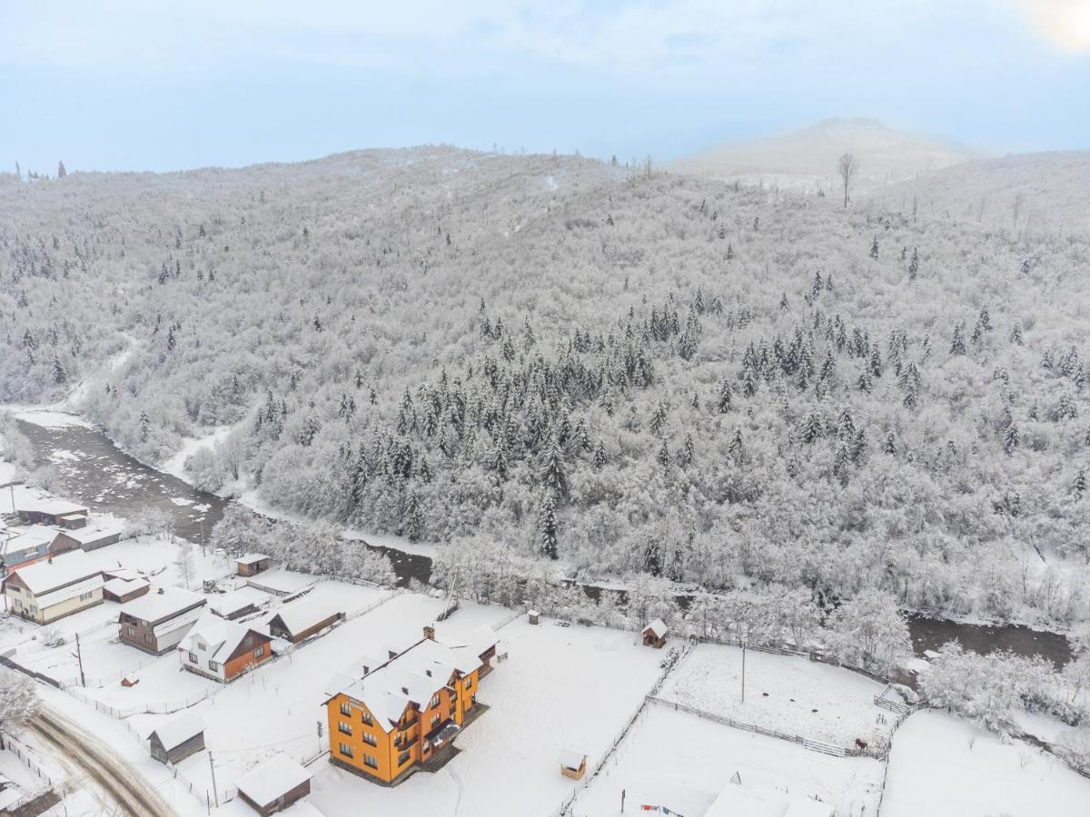У Румуна Ясіня Екстер'єр фото